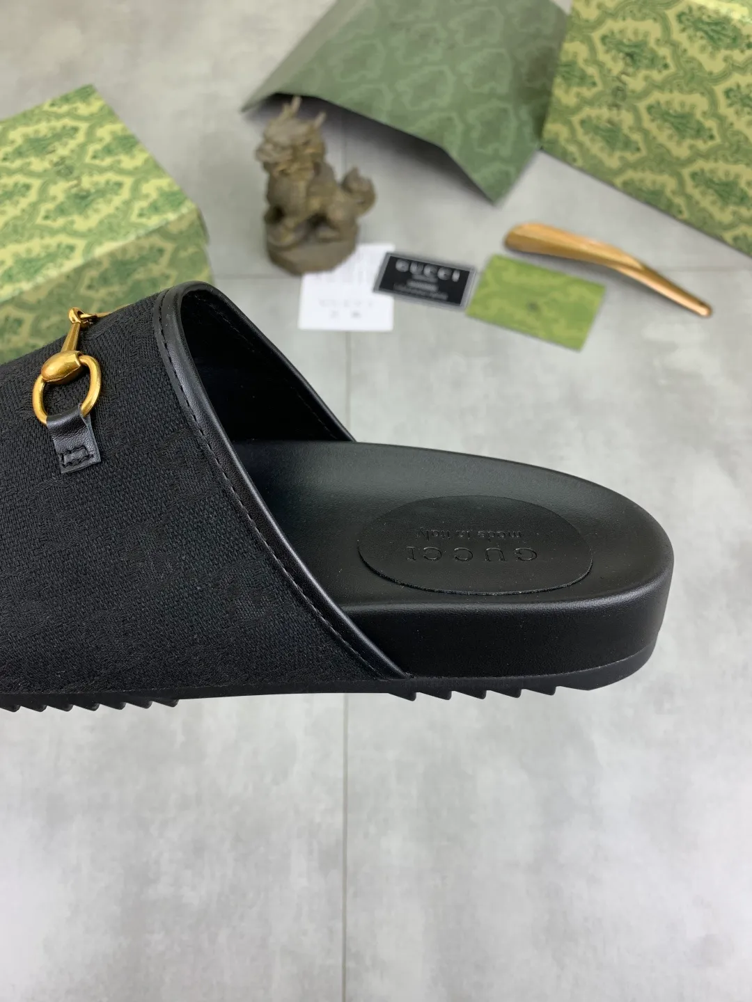 Men's shoes💰P340 💰[New model] Gucci half-drag business leather shoes hot selection (Gucci) official website latest Gucci half-drag business leather shoes, hot style 💥The version is simple and elegant, exclusive for trendy men. Unique official website latest brand original double G Embossed elements 👑 Original Gucci decoration, fashionable and elegant, original calfskin fabric ✅ Fully imported first-layer cowhide lining, wear-resistant, rubber business outsole specified on the official website, actual shot of the classic model at the counter 🎬 Size: 35-44 5⃣️colors available